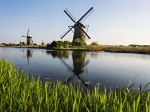 Images Dated 19th April 2014: Europe; Netherleands; Kinderdyk; Windmills with evening light along the canals of Kinderdijk