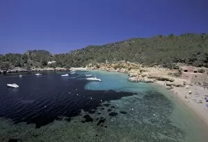 Images Dated 7th June 2004: Europe, Spain, Balearics, Ibiza, Cala Salada. Turquoise water and beach