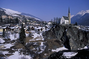 Images Dated 5th October 2004: Europe, Switzerland, Graubunden, Scuol. Town view, Inn and river