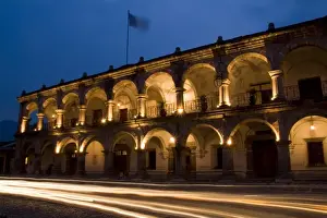 Images Dated 5th May 2020: Evening at Arco de Santa Catalina with streaks of traffic in Antigua Guatemala
