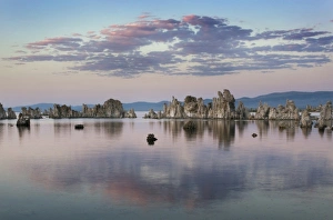Images Dated 12th June 2007: Evening light over Tufa formations on Mono Lake, Mono Basin, INYO National Forest
