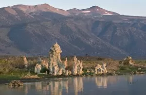 Images Dated 13th June 2007: Evening light over Tufa formations on Mono Lake, Mono Basin, INYO National Forest