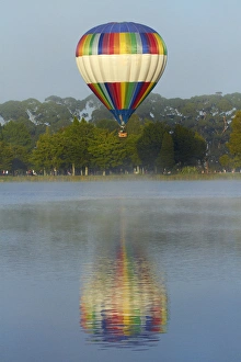 Images Dated 25th March 2015: Ezy B hot air balloon, Balloons over Waikato Festival, Lake Rotoroa, Hamilton, Waikato