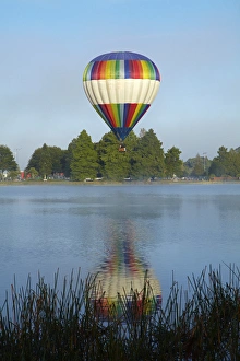 Images Dated 25th March 2015: Ezy B hot air balloon, Balloons over Waikato Festival, Lake Rotoroa, Hamilton, Waikato