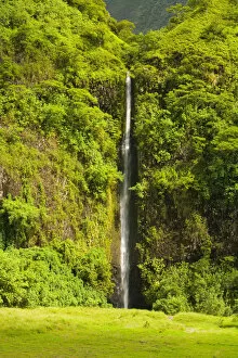 Images Dated 19th May 2006: Faarumai Waterfall, Tahiti Nui, Society Islands, French Polynesia, South Pacific
