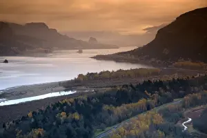 Images Dated 28th November 2009: A fall day on the Columbia River Gorge in the Pacific Northwest east of Portland
