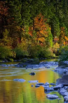 Images Dated 21st October 2009: A fall scene of North Umpqua River in Umpqua National Forest Oregon