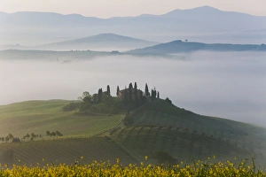 Images Dated 6th May 2009: Farmhouse in valley, Val d Orcia, Tuscany, Italy