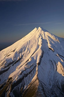 Images Dated 10th July 2008: First Light on Summit of Mt Taranaki / Mt Egmont, Taranaki, North Island, New Zealand