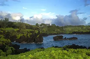 Images Dated 2003: The first rays of morning sun warm Pa iloa Bay in the Wai anapanapa State