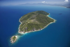 Images Dated 5th October 2007: Fitzroy Island and Little Fitzroy Island, near Cairns, North Queensland, Australia