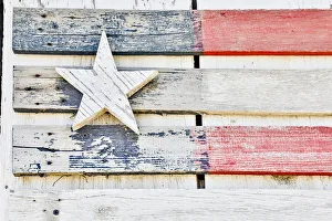 Images Dated 22nd March 2019: Flag on side of old wooden shed, Benge, Washington State
