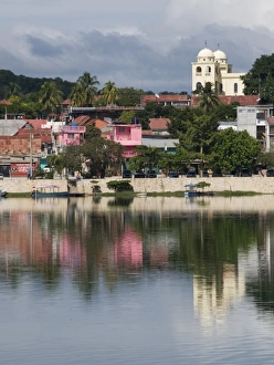Images Dated 12th January 2007: Flores, Guatemala: Views of the island that is the heart of flores2