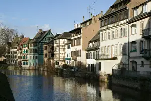 Images Dated 13th February 2005: FRANCE-Alsace (Haut Rhin)-Strasbourg: Houses in Petite France on Ill River / Winter
