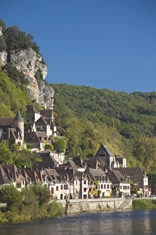 Images Dated 28th October 2010: France, Aquitaine Region, Dordogne Department, La Roque Gageac, town on the Dordogne