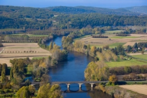 Images Dated 28th October 2010: France, Aquitaine Region, Dordogne Department, Domme, elevated view of the Dordogne