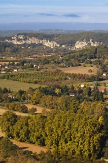 Images Dated 28th October 2010: France, Aquitaine Region, Dordogne Department, Domme, elevated view of the Dordogne