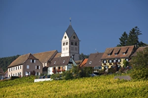 Images Dated 10th October 2010: France, Bas-Rhin, Alsace Region, Alsatian Wine Route, Itterswiller, town view