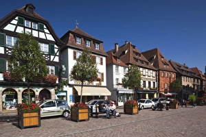Images Dated 10th October 2010: France, Bas-Rhin, Alsace Region, Alsatian Wine Route, Obernai, Place du Marche