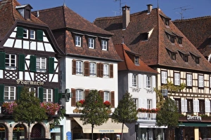 Images Dated 10th October 2010: France, Bas-Rhin, Alsace Region, Alsatian Wine Route, Obernai, Rue du Marche, buildings