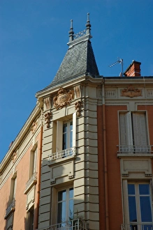 Images Dated 24th October 2005: France, Burgundy, Macon, corner building from 1908