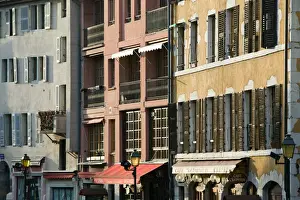 Images Dated 7th March 2005: FRANCE-French Alps (Haute-Savoie)-ANNECY: Buildings along Canal de Thiou Old Town