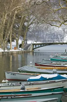 Images Dated 7th March 2005: FRANCE-French Alps (Haute-Savoie)-ANNECY: Lake Annecy & Boats along Canal du Vasse