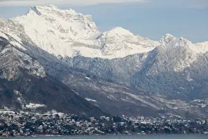 Images Dated 7th March 2005: FRANCE-French Alps (Haute-Savoie)-ANNECY: Lake Annecy & Mountains / Winter