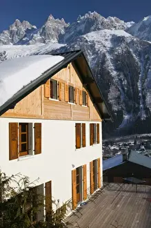 Images Dated 1st March 2005: FRANCE-French Alps (Haute-Savoie)-CHAMONIX-MONT-BLANC: Ski Chalet & Aiguille du Midi