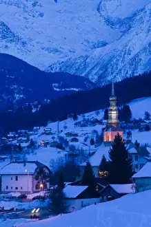Images Dated 2nd March 2005: FRANCE-French Alps (Haute-Savoie)-COMBLOUX: Dusk / Evening View of Village and Mont-Blanc (elev)