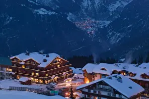 Images Dated 3rd March 2005: FRANCE-French Alps (Savoie)-COURCHEVEL 1850: Evening View of Town & Le Croisette