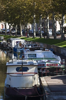 Images Dated 20th October 2010: France, Languedoc-Roussillon, Aude Department, Narbonne, Canal de la Robine by