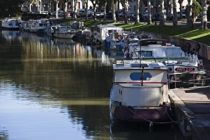 Images Dated 20th October 2010: France, Languedoc-Roussillon, Aude Department, Narbonne, Canal de la Robine by