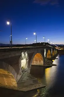 Images Dated 25th October 2010: France, Midi-Pyrenees Region, Haute-Garonne Department, Toulouse, Pont Neuf bridge
