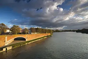 Images Dated 25th October 2010: France, Midi-Pyrenees Region, Haute-Garonne Department, Toulouse, Quai de Tounis