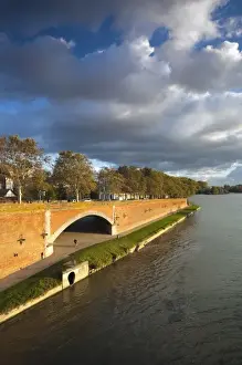 Images Dated 25th October 2010: France, Midi-Pyrenees Region, Haute-Garonne Department, Toulouse, Quai de Tounis