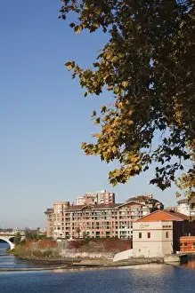 Images Dated 25th October 2010: France, Midi-Pyrenees Region, Haute-Garonne Department, Toulouse, Garonne Riverfront