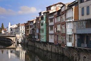 Images Dated 23rd October 2010: France, Midi-Pyrenees Region, Tarn Department, Castres, Quai des Jacobins, midieval