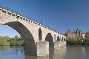 Images Dated 26th October 2010: France, Midi-Pyrenees Region, Tarn-et-Garonne Department, Montauban, Pont Vieux bridge