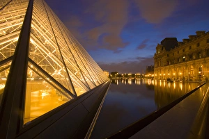 Images Dated 26th June 2006: France, Paris. The Louvre at twilight