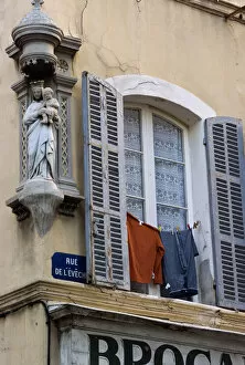 France, Provence, Bouches du Rhone, Marsielles, Virgin Mary and laundry hanging to dry