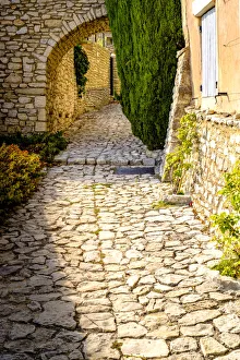 Images Dated 12th September 2016: France, Provence, Joucas, Walkway, arch