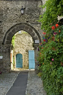 Images Dated 2nd July 2007: France, Provence, Vaison du Romain. A picturesque lane in the village