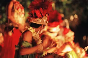 Images Dated 7th April 2004: FRENCH POLYNESIA-Moorea: Polynesian Dance Troupe