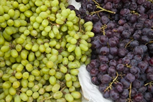 Images Dated 4th May 2009: Fresh ripe grapes on display at market