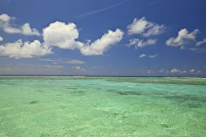 Images Dated 1st April 2010: Funadovilligilli Island, North Huvadhoo Atoll, Southern Maldives, Indian Ocean