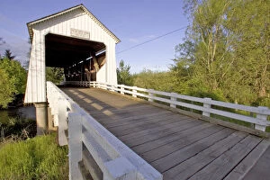 Images Dated 26th April 2005: Galon House Covered Bridge built in 1916 near Silverton Oregon
