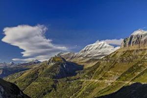 The Garden Wall with seasons first snow in Glacier National Park, Montana, USA