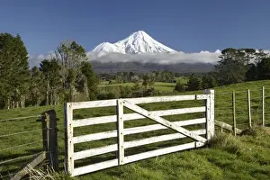 Images Dated 9th July 2008: Gate and Farmland near Stratford and Mt Taranaki / Mt Egmont, Taranaki, North Island