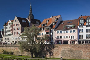 Images Dated 18th October 2014: Germany, Baden-Wurttemburg, Ulm, buildings along the city wall and Danube River